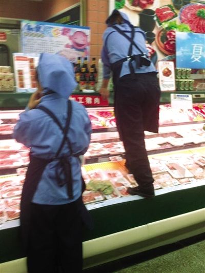網(wǎng)曝華堂員工腳踩生肉柜臺(tái)