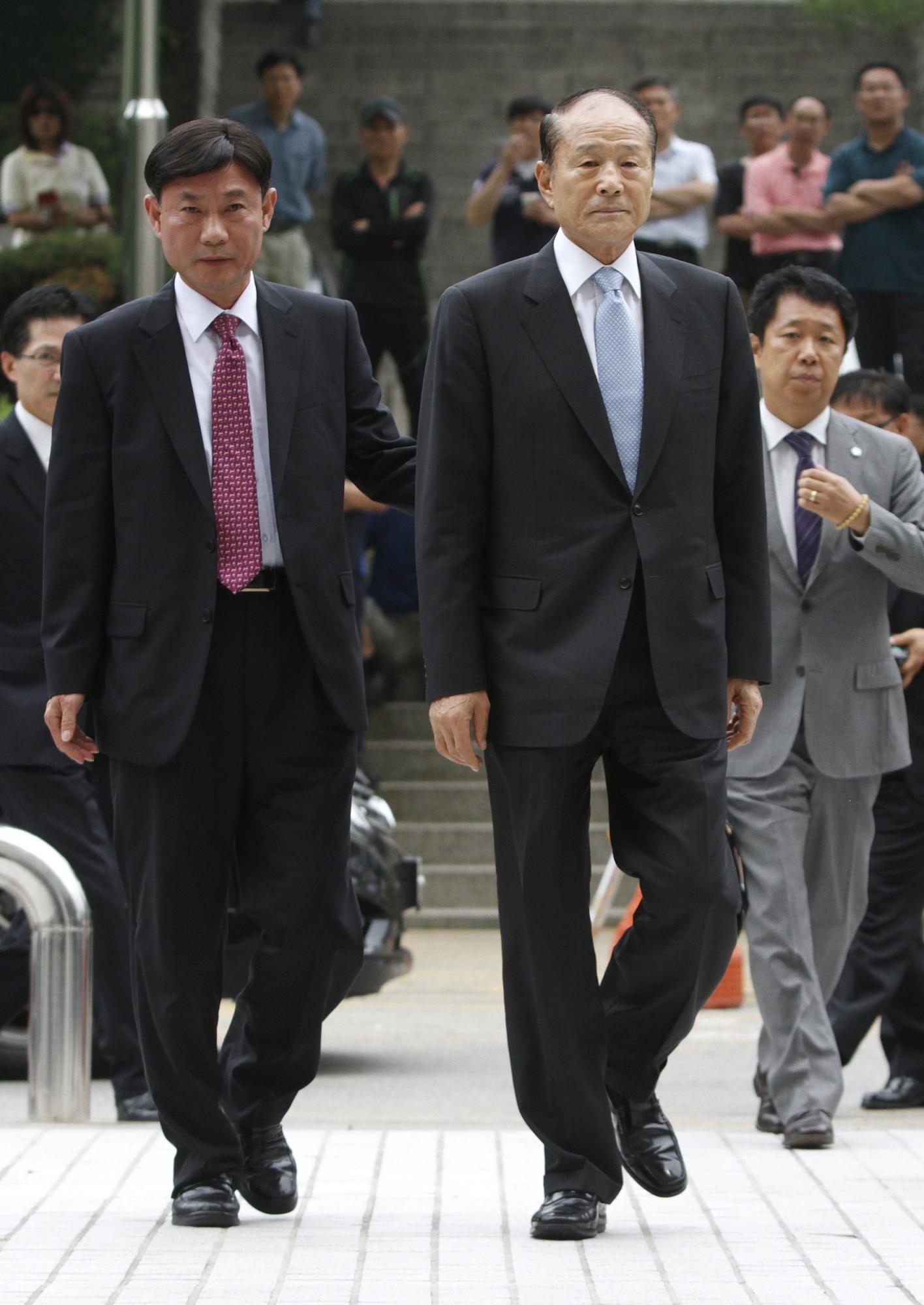 李明博胞兄兼最信賴(lài)顧問(wèn)涉貪被捕 黨內(nèi)同僚忙避嫌