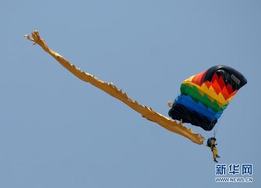 空軍八一飛行表演隊和跳傘隊聯(lián)袂獻藝