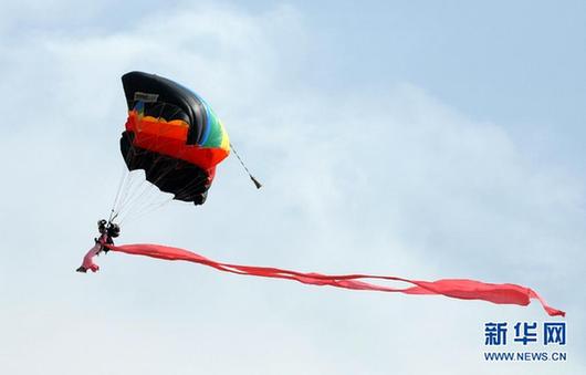 空軍八一飛行表演隊和跳傘隊聯(lián)袂獻藝