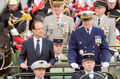 奧朗德首次國慶閱兵 接受電視采訪首度回應(yīng)家庭糾紛