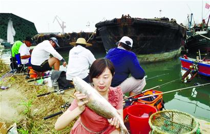 青島神秘人花50萬(wàn)放生美國(guó)紅魚(yú) 引來(lái)百人垂釣
