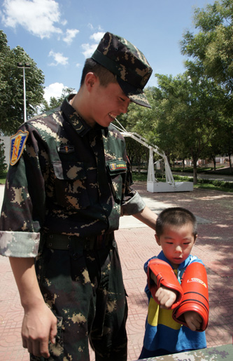 “童謠中國 歡歌八一”主題教育活動走進軍營