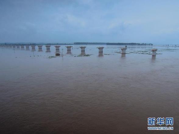 臺(tái)風(fēng)暴雨逼停京哈線70趟列車 沖鋒舟進(jìn)車站