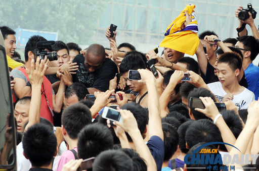 NBA巨星科比抵達(dá)武漢 與球迷零距離接觸