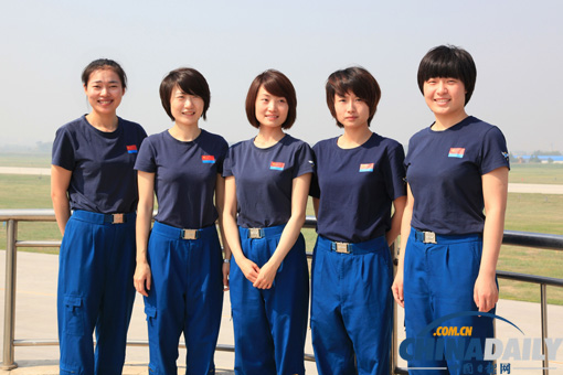 空軍女飛行員順利完成殲－10戰機首次單飛