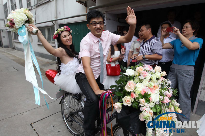 無(wú)車日：騎車娶親 騎牛上路