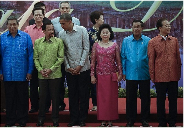 對(duì)奧巴馬不敬？美媒稱柬埔寨首相夫人行禮“留一手”
