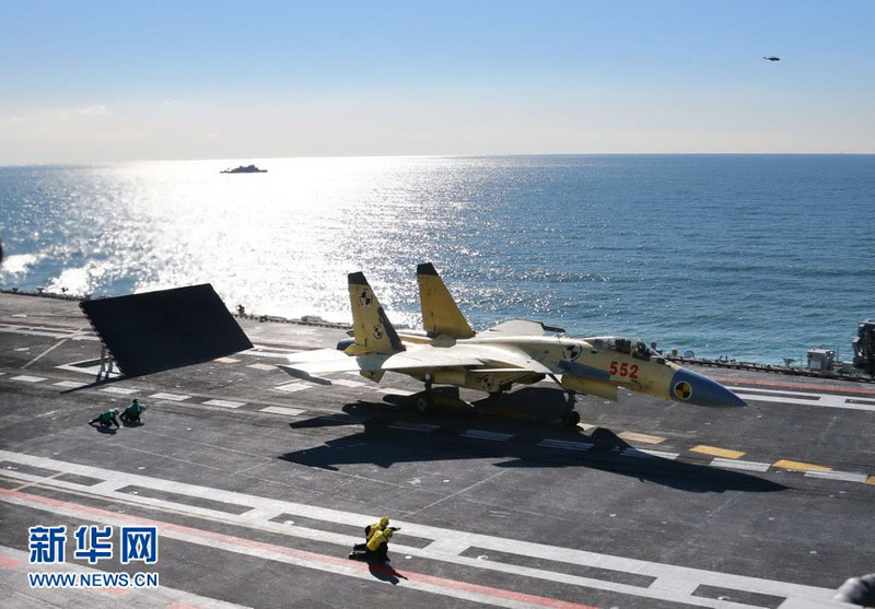 高清：我航空母艦順利進(jìn)行殲—15飛機(jī)起降飛行訓(xùn)練