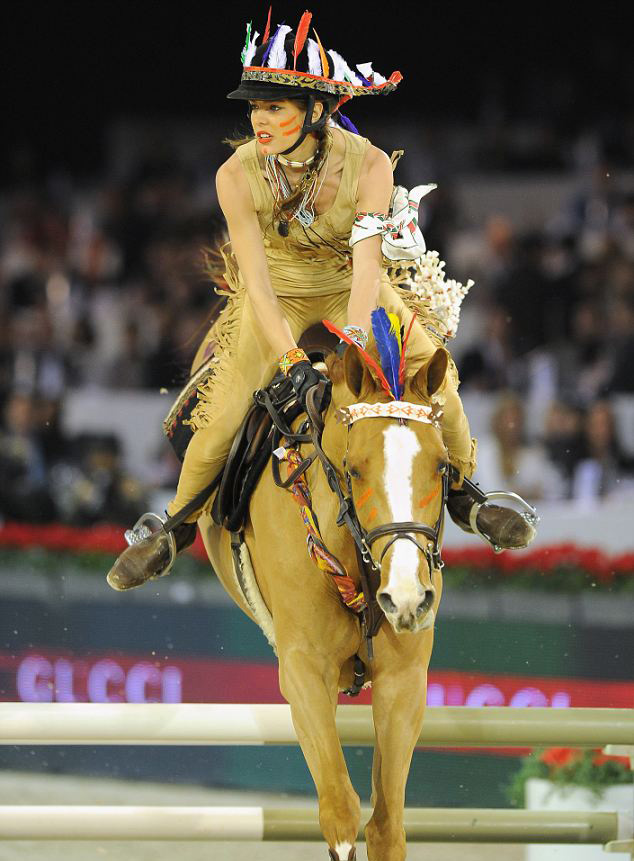摩納哥公主扮印第安人參加馬術比賽 被指種族主義者