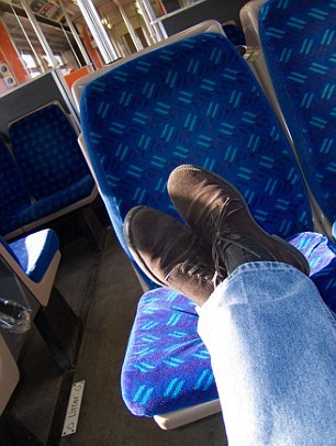 法國鐵路雇傭“禮貌警察” 糾正車廂內不禮貌行為