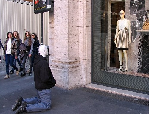 屋頂拔河、人體飛鏢 羅馬街頭現怪誕行為藝術（圖）