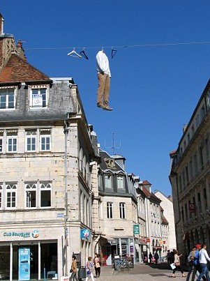 屋頂拔河、人體飛鏢 羅馬街頭現(xiàn)怪誕行為藝術(shù)（圖）