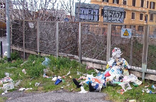 屋頂拔河、人體飛鏢 羅馬街頭現(xiàn)怪誕行為藝術(shù)（圖）