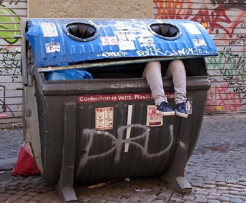 屋頂拔河、人體飛鏢 羅馬街頭現怪誕行為藝術（圖）