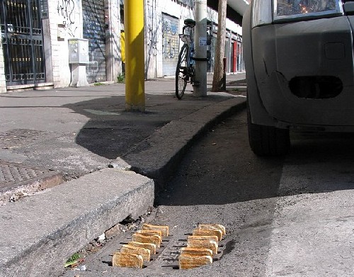 屋頂拔河、人體飛鏢 羅馬街頭現怪誕行為藝術（圖）