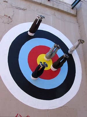 屋頂拔河、人體飛鏢 羅馬街頭現怪誕行為藝術（圖）