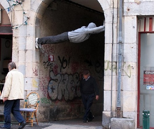 屋頂拔河、人體飛鏢 羅馬街頭現怪誕行為藝術（圖）