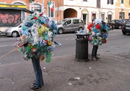 屋頂拔河、人體飛鏢 羅馬街頭現怪誕行為藝術（圖）