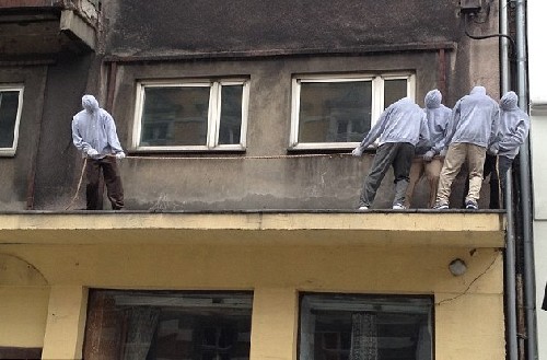 屋頂拔河、人體飛鏢 羅馬街頭現怪誕行為藝術（圖）