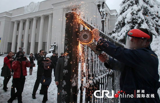 烏克蘭議會就職儀式上演全武行 場內外“鬧翻天”