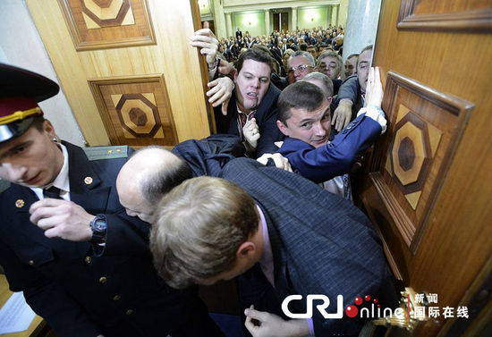 烏克蘭議會就職儀式上演全武行 場內外“鬧翻天”