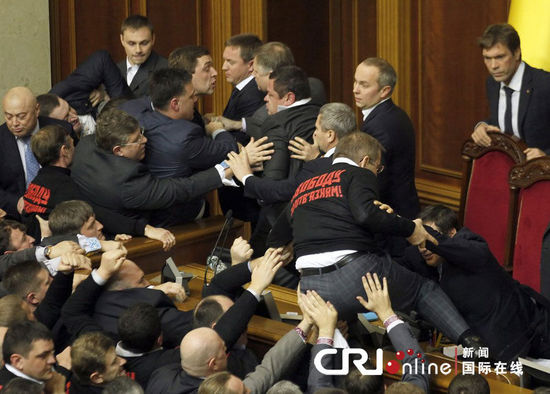 烏克蘭議會就職儀式上演全武行 場內(nèi)外“鬧翻天”