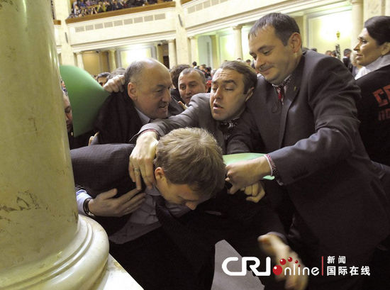 烏克蘭議會就職儀式上演全武行 場內外“鬧翻天”