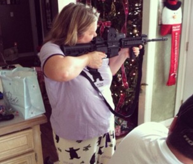 AR-15步槍在美熱銷 網民掀起持槍擺拍風