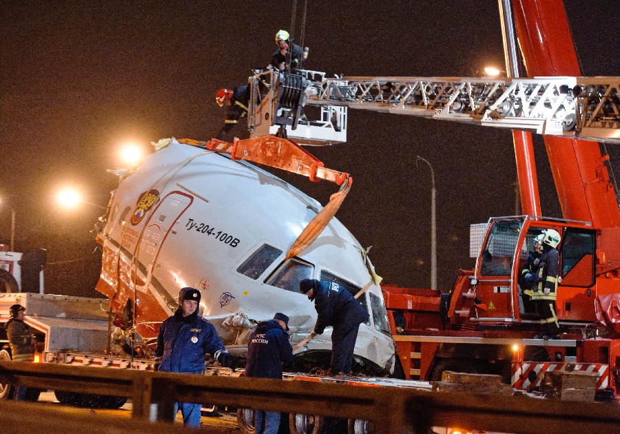 俄客機(jī)降落時沖出跑道斷裂至少4人死亡 或駕駛員失誤所致