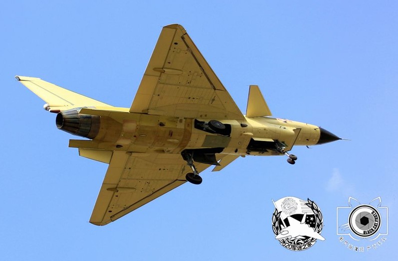 震撼！殲-10戰機試飛時空中放油[組圖]