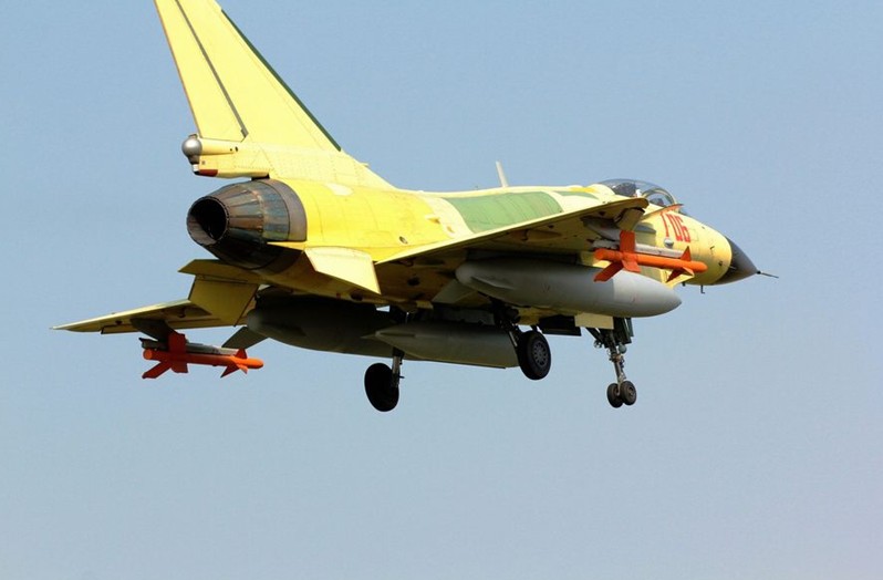 震撼！殲-10戰機試飛時空中放油[組圖]