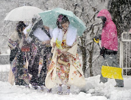 日本暴風雪致300余人受傷 近3萬戶家庭停電