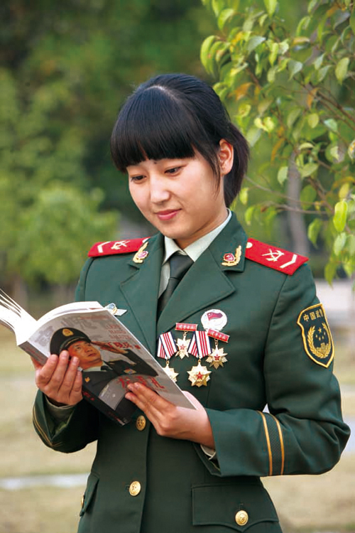 組圖：實(shí)拍解放軍各軍兵種美麗女兵