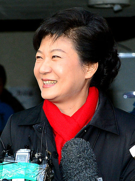 韓國(guó)男子闖入總統(tǒng)職務(wù)交委會(huì)向樸槿惠示愛(ài)