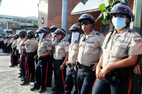 Venezuelan police officers stand guard outside the morgue where the bodies of prisoners killed in a riot were taken in Barquisimeto,Venezuela, Saturday, Jan. 26, 2013. A clash between National Guard soldiers and armed inmates led to a deadly riot Friday that reportedly left dozens of people dead. According to a local hospital director the death toll has risen to 61 and 120 injured. (AP Photo/Misael Castro/El Informador) 委內(nèi)瑞拉政府稱監(jiān)獄暴亂導(dǎo)致58人死亡46人受傷
