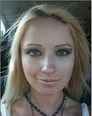 真人版“芭比娃娃和男友肯”初次會(huì)面 互相攻訐