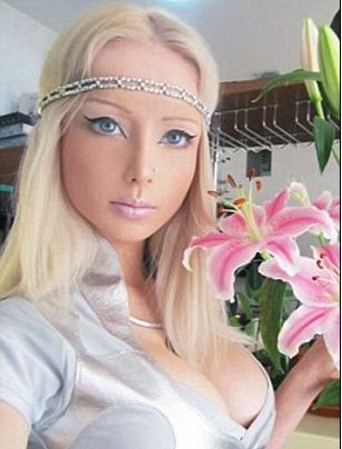 真人版“芭比娃娃和男友肯”初次會面 互相攻訐