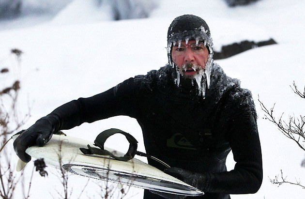 史上最酷零下26度沖浪 胡須結冰柱面色卻紅潤