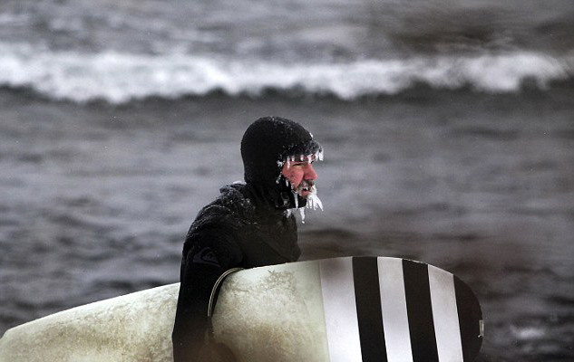 史上最酷零下26度沖浪 胡須結冰柱面色卻紅潤