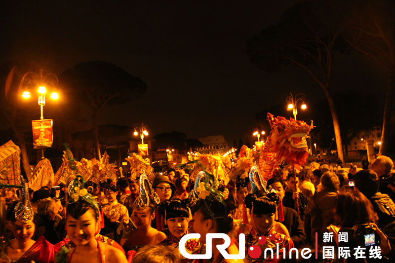 “歡樂春節”響徹羅馬 焰火表演照亮斗獸場