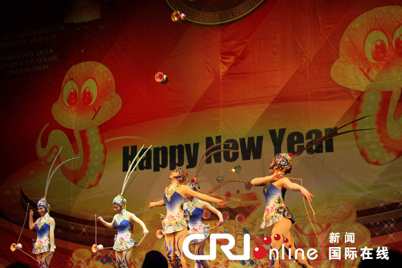 “歡樂春節(jié)”響徹羅馬 焰火表演照亮斗獸場