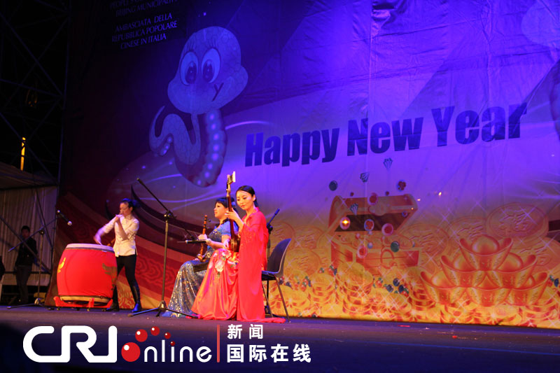 “歡樂春節”響徹羅馬 焰火表演照亮斗獸場