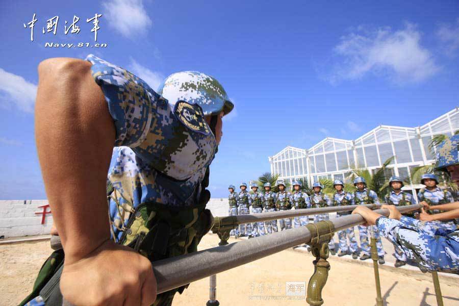 高清：駐永暑礁部隊(duì)用重機(jī)槍艦炮對(duì)海攻擊演練
