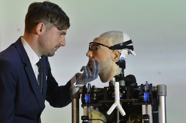 英科學家百萬美元制“仿生人” 從頭到腳皆人造