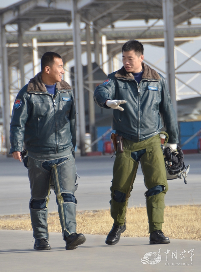 組圖:中國空軍殲-11雙機升空處置“異常空情”