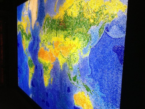 超震撼世界地圖：千余寶石和數十萬玻璃碎片打造