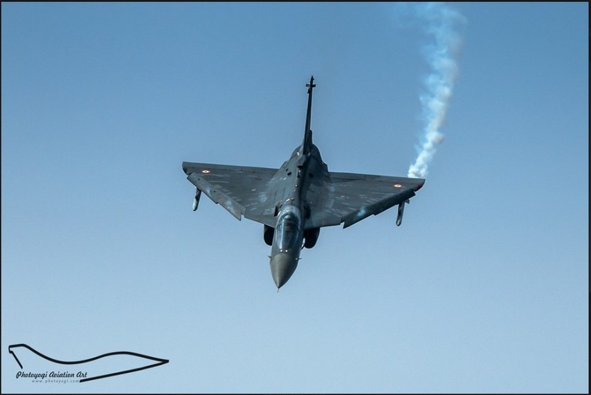 高清:印度國(guó)產(chǎn)LCA輕型戰(zhàn)機(jī)賣力表演展示機(jī)動(dòng)性能