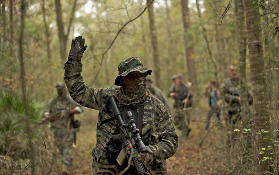 美訓練營教你應對世界末日 兒童學用突擊步槍