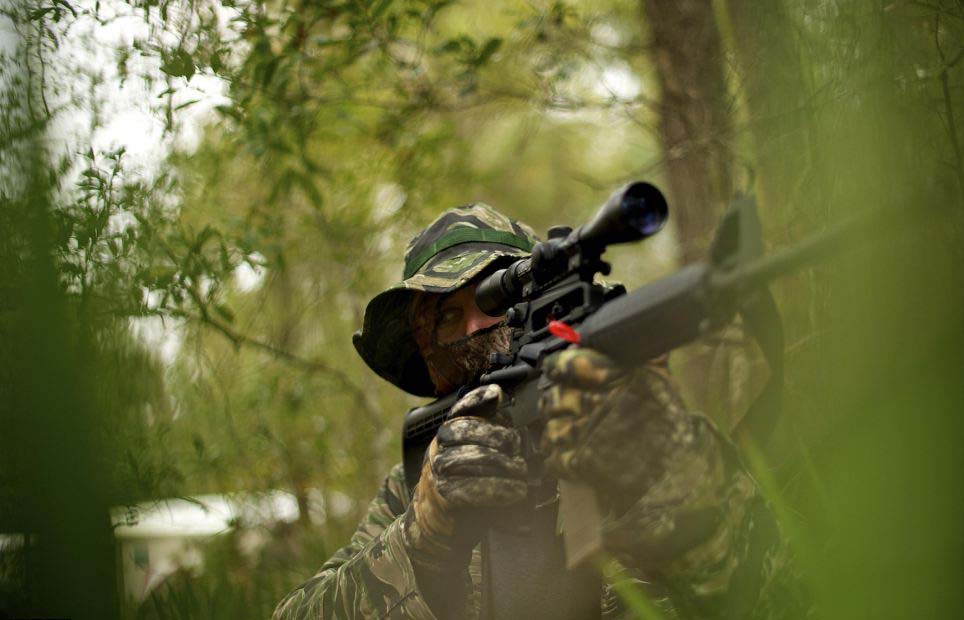 美訓練營教你應對世界末日 兒童學用突擊步槍